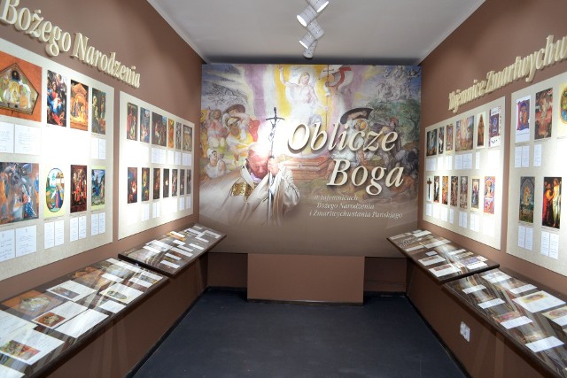 Wystawa obrazków „santini” w Muzeum Jana Pawła II