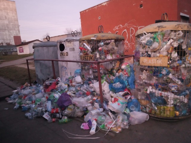 Tak wyglądają przepełnione pojemniki na śmieci na Osiedlu Południe w Rybniku Boguszowicach.