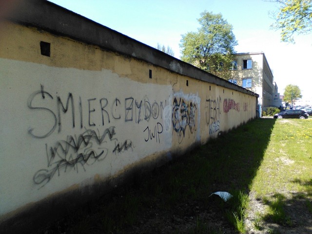 mur z wulgaryzmami