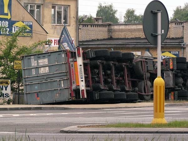 Ciezarówka wpadla do ogródka