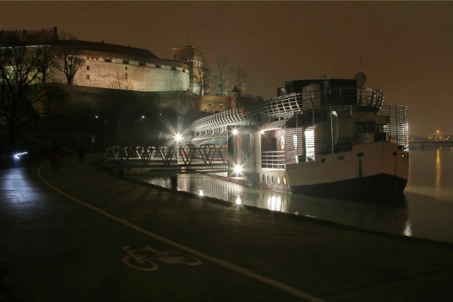 09.04.2013 krakow bulwary wislane wisla wawel barki noc iluminacja n/z .fot. anna kaczmarz / polskapresse / dziennik polski