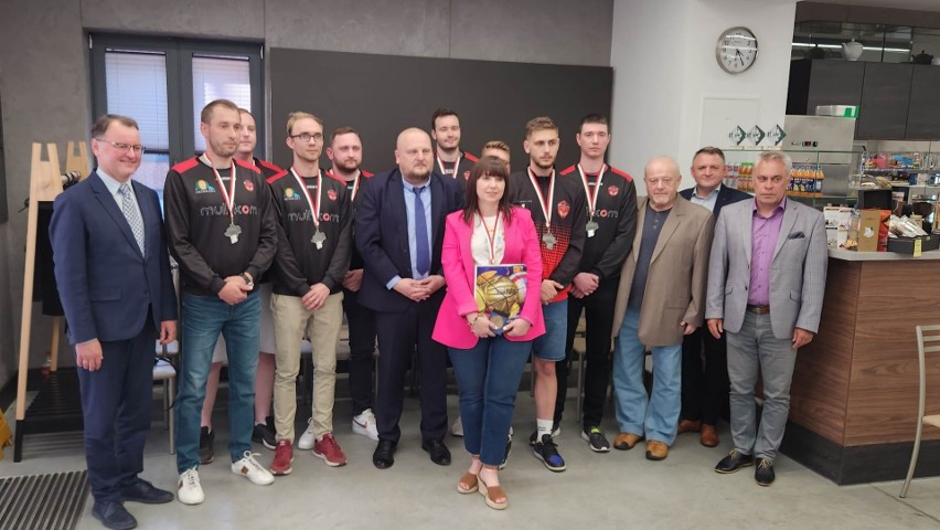 Wiceminister pogratulował awansu siatkarzom SPS Volley Ostrołęka. 30.05.2023. Zdjęcia