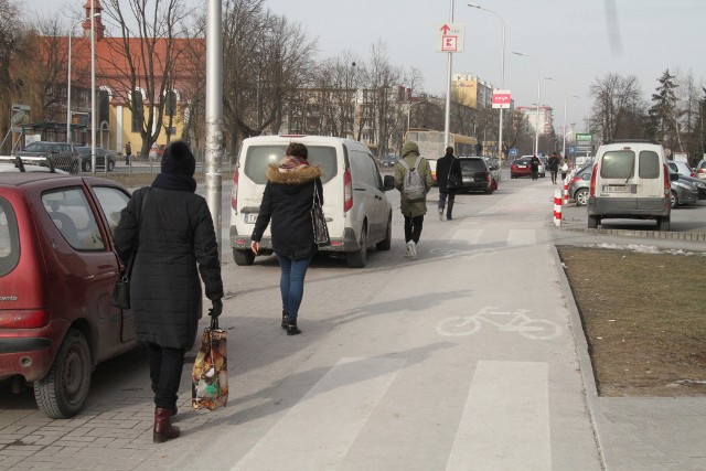 Na ulicy Warszawskiej, od Polnej do sądu  chodnik jest zastawiony przez parkujące samochody.
