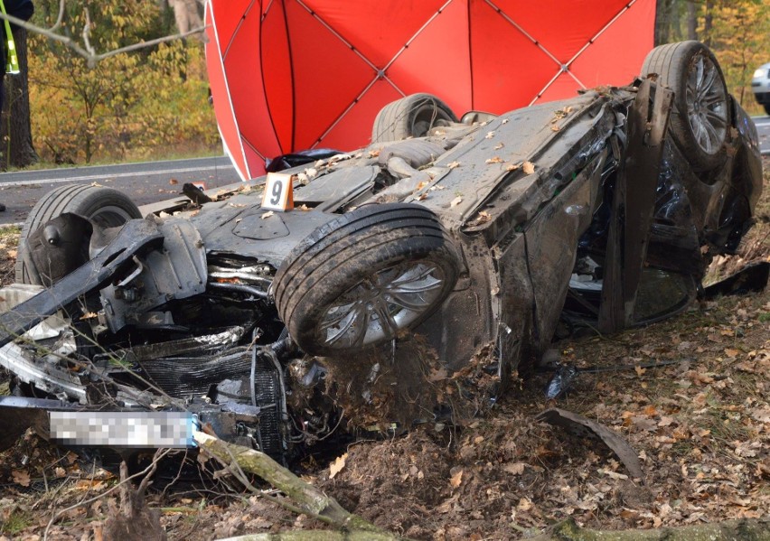 28-letni kierowca BMW zginął w wypadku na drodze krajowej nr 45 pomiędzy Jasieniem a Lasowicami Wielkimi