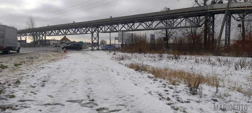 Zimnice Małe. Wypadek na DK45 koło taśmociągu. Osobowy ford uderzył w bariery i zahaczył o inny samochód