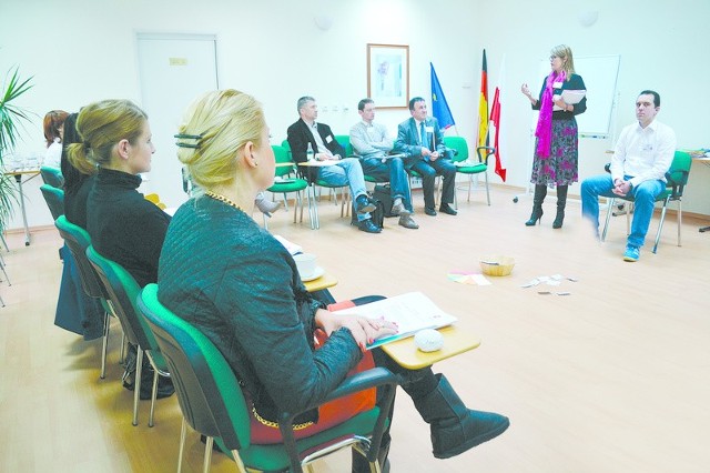 Swoimi doświadczeniami z uczenia języka osób dorosłych dzieliła się z uczestnikami Stephanie Pasdika z Hanoweru.