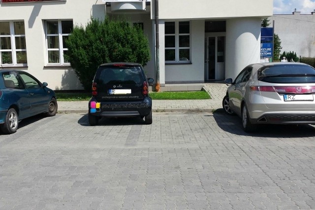 Tak się parkuje w Strzyżowie.