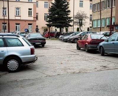 Przy szpitalu trudno znaleźć miejsce do parkowania Fot. Paulina Korbut