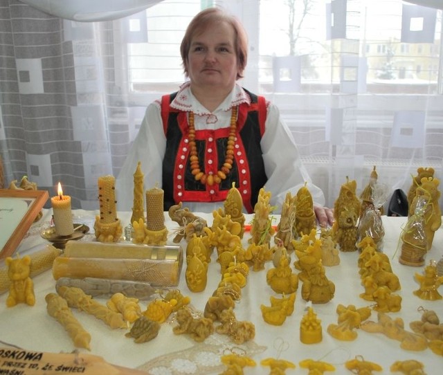 Teresa Niedźwiedzka produkuje z mężem nie tylko miód, ale również świece z pszczelego wosku.