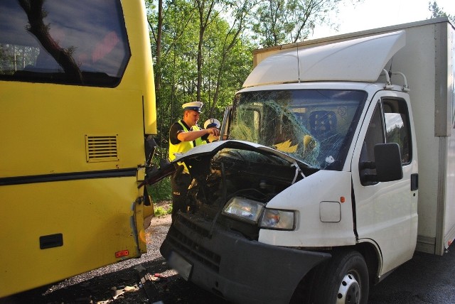 Wczoraj rano w miejscowości Wieniec (gmina Mogilno) doszło do zderzenia samochodu dostawczego z autobusem. Jedna osoba trafiła do szpitala.- Policjanci ruchu drogowego wstępnie ustalili, że kierujący samochodem dostawczym marki Peugeot Boxer jadąc w kierunku Niestronna, nie zachował bezpiecznej odległości od poprzedzającego go pojazdu, w  wyniku czego najechał na tył autobusu marki Neoplan, który zatrzymał się na przystanku autobusowym - relacjonuje sierż. szt. Marcin Horożaniecki z mogileńskiej policji. Kierujący peugeotem 39-letni mieszkaniec Mogilna nie odniósł żadnych obrażeń. Do szpitala za to trafił podróżujący z nim pasażer - 43 - letni mieszkaniec Orchowa. W autobusie oprócz kierowcy podróżowało 2 pasażerów : 15 – latek oraz 54 – letnia kobieta (obydwoje to mieszkańcy Padniewka). Im na szczęście nic się nie stało.Flesz - wypadki drogowe. Jak udzielić pierwszej pomocy?