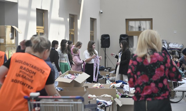 W Kamienicy Deskurów na radomskim Rynku trwa pomoc dla rodzin z Ukrainy. Dla najmłodszych została przygotowana wspaniała świetlica, jest również punkt informacyjny. Cały czas wspaniali wolontariusze pomagają przy robieniu paczek dla rodzin.