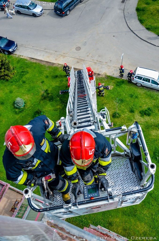Wrocław: Ojciec na balkonie, a niemowlak sam w domu. Pomogli strażacy (ZDJĘCIA)
