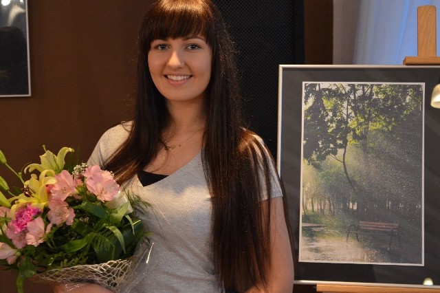 Natalia Łazarczyk i nagrodzona w konkursie fotograficznym stąporkowski park w deszczowej scenerii.