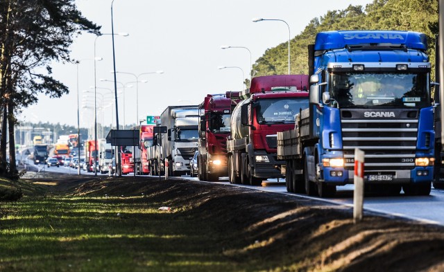 Mieszkańców miast i miasteczek najbardziej męczy ruch ciężarowy przez środek miejscowości - obwodnice wyprowadziłyby go poza miasta.