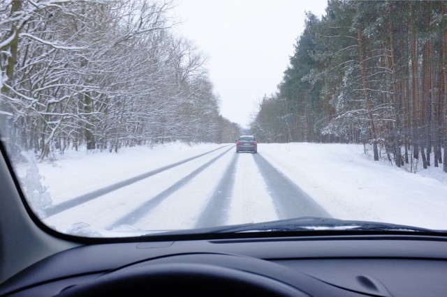 Pracownicy IMGW przestrzegają przed śliską nawierzchnią dróg i ujemnymi temperaturami.