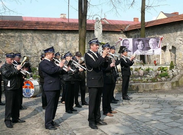 Na przyklasztornym dziedzińcu orkiestra dęta Ochotniczej Straży Pożarnej w Dzierążnii odegrała hymn narodowy.