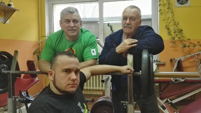 Ryszard Fornalczyk (u góry z lewej) z Aleksandrem Popławskim oraz zawodnikiem Grzegorzem Lanzerem (na pierwszym planie).