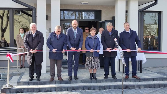 Podczas uroczystego otwarcia przecięto wstęgę.