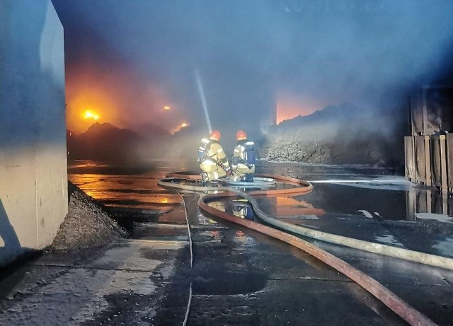 Trwa gaszenie pożaru hali produkcyjnej w Mikołowie.