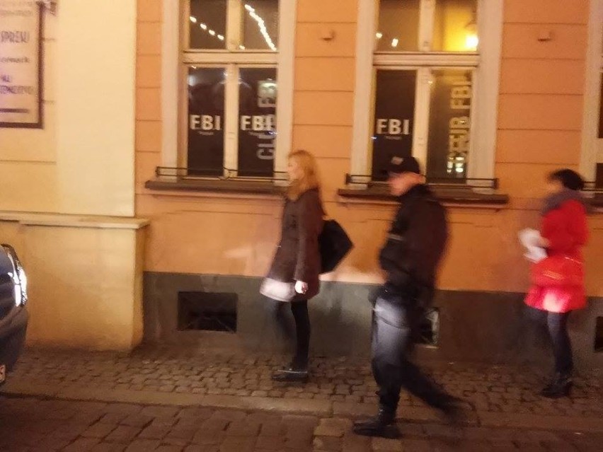 Adam Z. z policjantami na poznańskich ulicach. To kolejny...