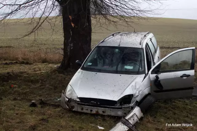 W środę około godziny 12  na  DK 11 w pobliżu miejscowości  Bonin  koło Koszalina doszło  do kolizji. Dachował osobowy ford. Kierująca  autem prawdopodobnie nie dostosowała prędkości do panujących  warunków  na  drodze. Wypadła z  drogi i  dachowała. Na  szczęście kierującej nic się nie stało. Zobacz także: Śmiertelny wypadek w Strzekęcinie