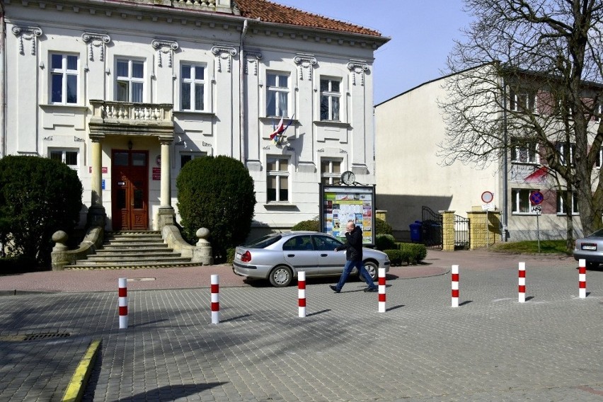 Kule zamiast "patriotycznych" słupków przed magistratem w Tarnobrzegu. Dobra zmiana? (ZDJĘCIA) 
