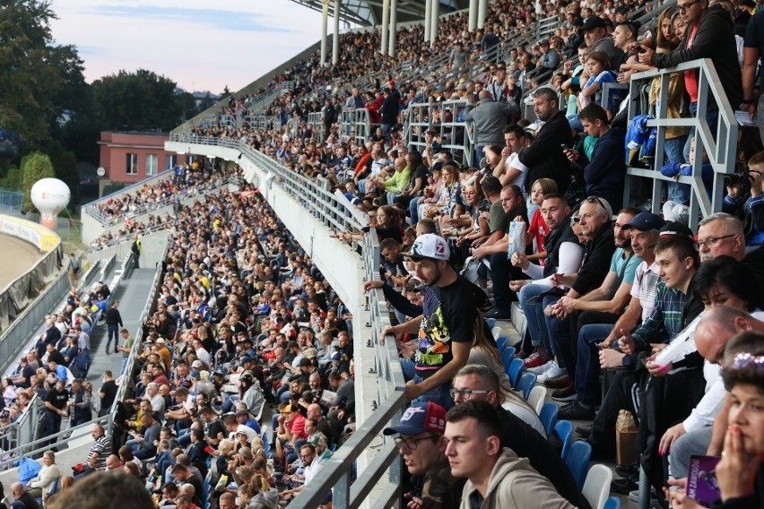 Rekord frekwencji w 2022 roku na arenach Podkarpacia wynosił...