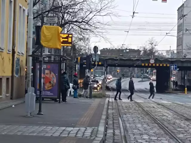 W poniedziałkowy poranek (13 marca) wielu pasażerów MPK Wrocław oczekiwało tramwaju przy Dworcu Autobusowym i na ul. Stawowej. Ale tramwaje do przystanków nie dojechały, choć tablice informowały, o spodziewanych kursach.