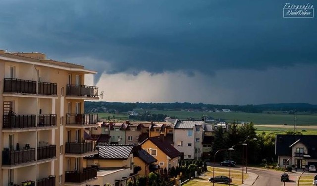 Ulice Suchostrzyg w Tczewie, a w tle, na niebi zalążek trąby powietrznej