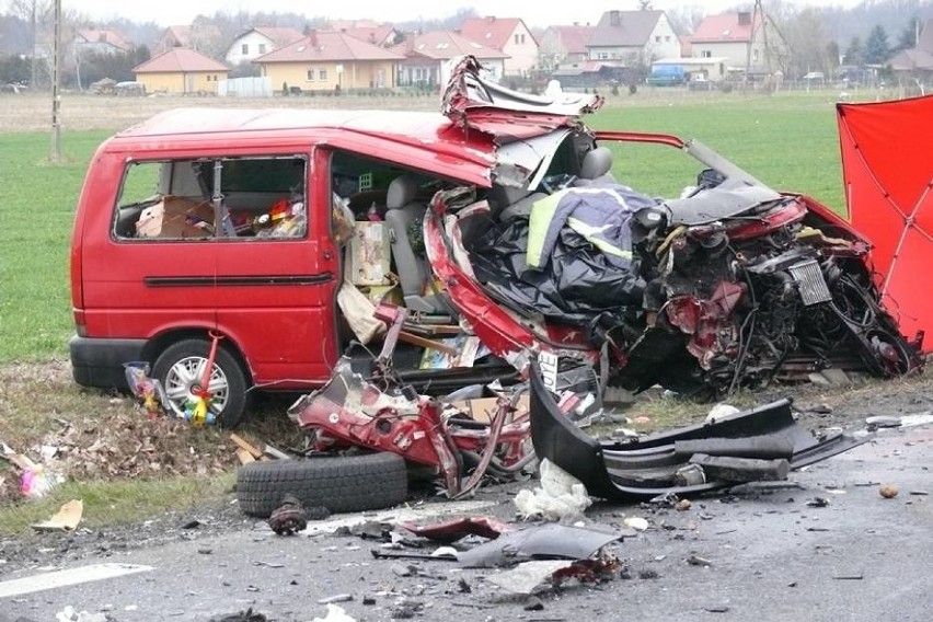 Śmiertelny wypadek w Miłosnej. Ciężarówka zderzyła się z busem