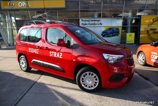 Nowy samochód dla stalowowolskich strażaków marki Opel Combo Life z silnikiem benzynowym przy salonie