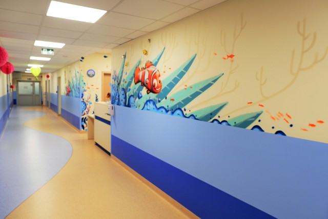 Kolorowe obrazy ozdobiły ściany Oddziału Dziecięcego w koszalińskim szpitalu.