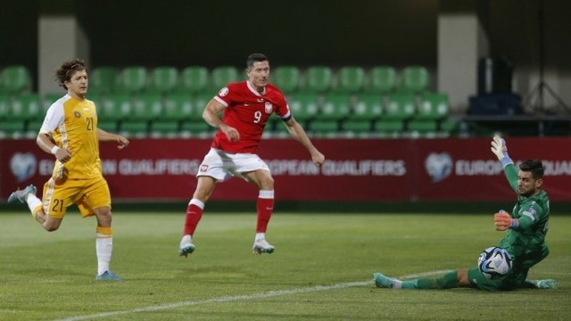 Ioan-Calin Revenco - z lewej - podczas meczu Mołdawia - Polska w Kiszyniowie, czerwiec 2023