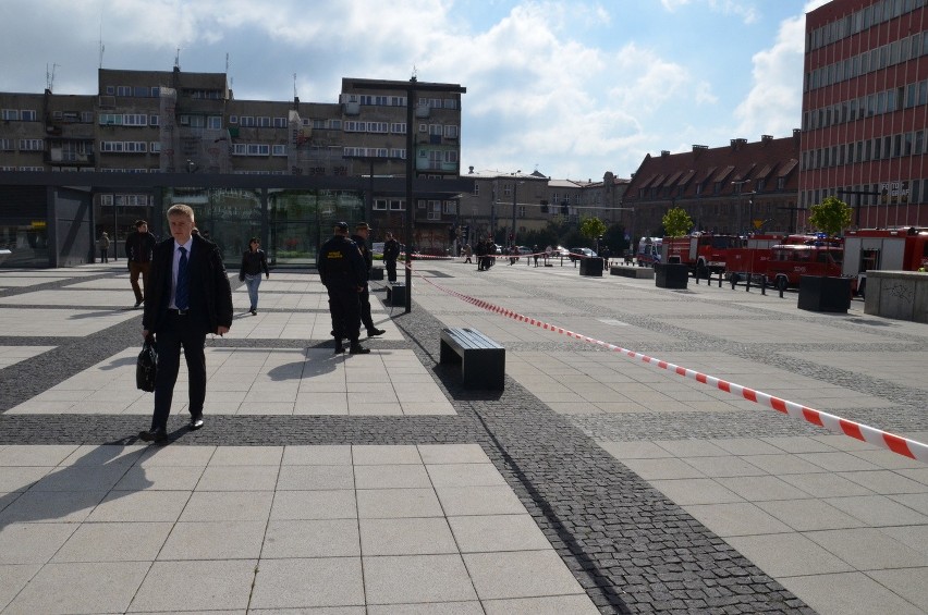 Wrocław: Tajemnicza koperta w urzędzie miejskim przy pl. Nowy Targ (FILM, ZDJĘCIA)