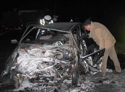 Ford fiesta i fiat uno zostały doszczętnie zniszczone.