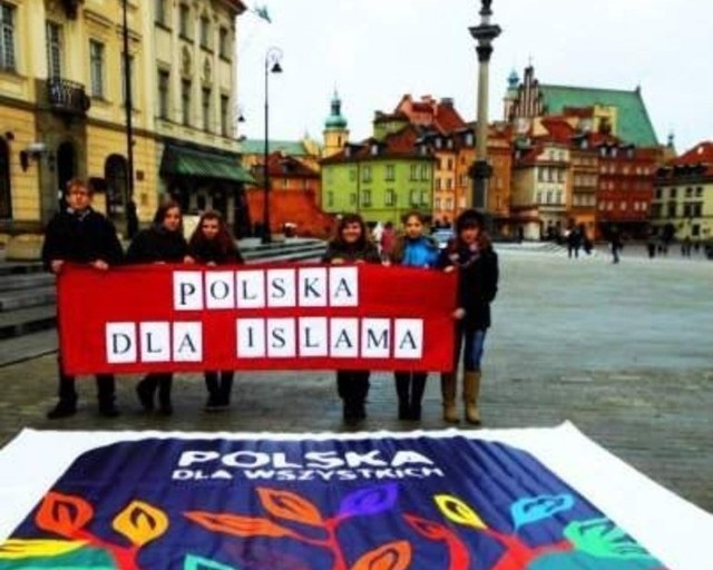Migawka z placu Zamkowego w Warszawie. Uczniowie z Jeżewa wykorzystali okazję - kolejny raz nagłośnili sprawę Islama