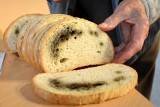 Na targu w Łowiczu sprzedawali... chleb czarny w środku. Sanepid odkrył pieczywo bez daty produkcji i terminu przydatności do spożycia