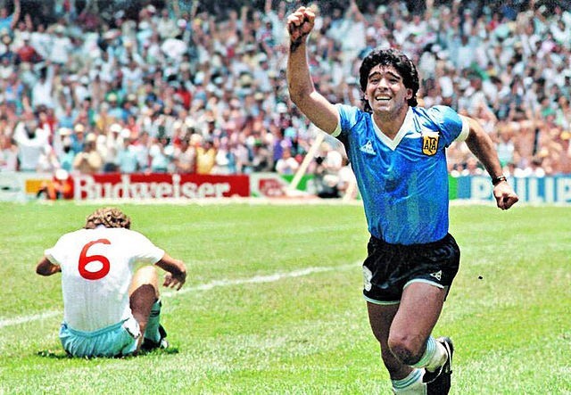 Diego Armando Maradona celebruje zdobycie bramki w ćwierćinale mundialu 1986 w Meksyku Argentyna - Anglia 2:1