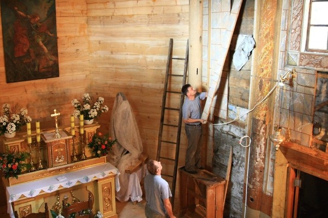 Przy zrywaniu desek ze ścian prezbiterium konserwatorom ukazywały się kolejne fragmenty malowideł. Po ich odrestaurowaniu będą sporą atrakcją Podkarpacia.