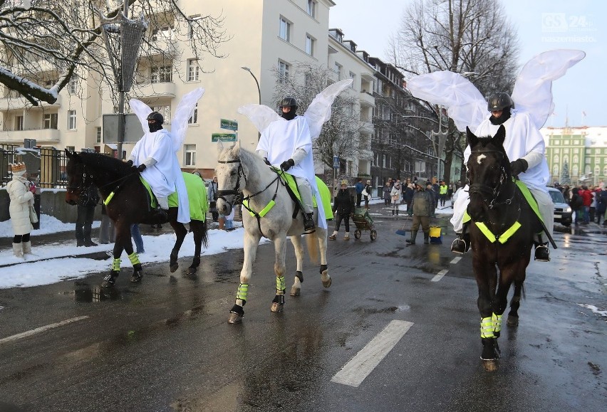 Policjanci przebrani za anioły na Orszaku Trzech Króli w Szczecinie. Jest pierwsza ofiara awantury