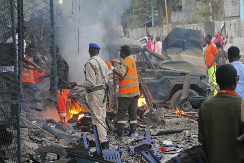 Somalia: Zamach w Mogadiszu. Dwie eksplozje i atak na hotel, zginęło co najmniej 20 osób [ZDJĘCIA]