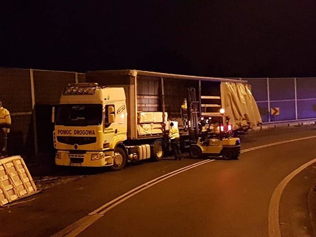 Tir przewrócił się na autostradzie A1 w Mszanie