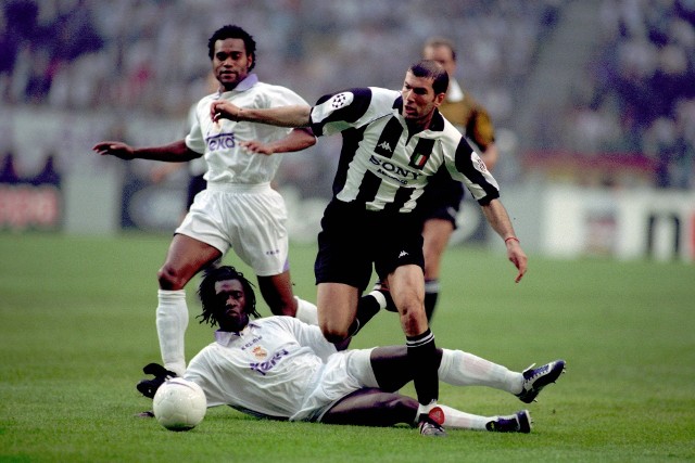 Zinedine Zidane w barwach Juventusu Turyn podczas finału Ligi Mistrzów w 1998 roku. Na zdjęciu w pojedynku z Clarencem Seedorfem (na środku) oraz Christianem Karembeu (z lewej).