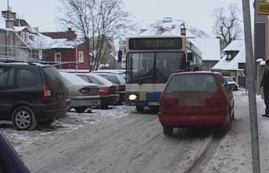 Samochody uniemożliwiają przejazd autobusów. Dlatego policja odholowuje auta. 