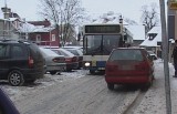 W Lęborku źle zaparkowane auta blokują ruch autobusów