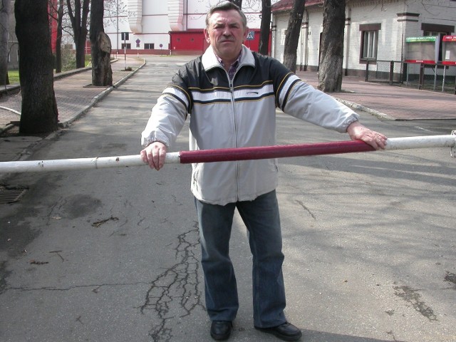 Ostatni szef Solidarności w FSD Józef Pałys na bramie zakładu.