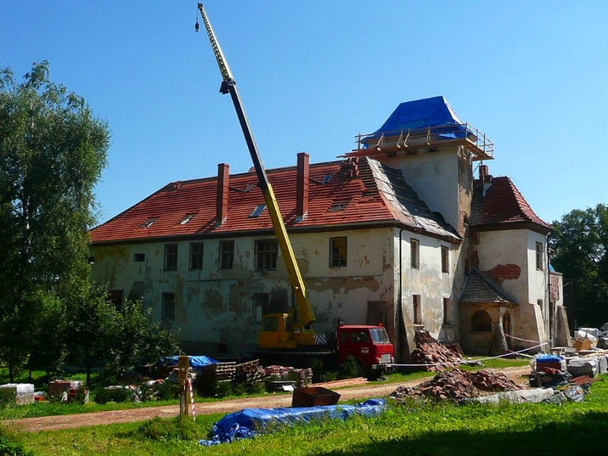 Pałac w Piotrowicach w początkowej fazie remontu.