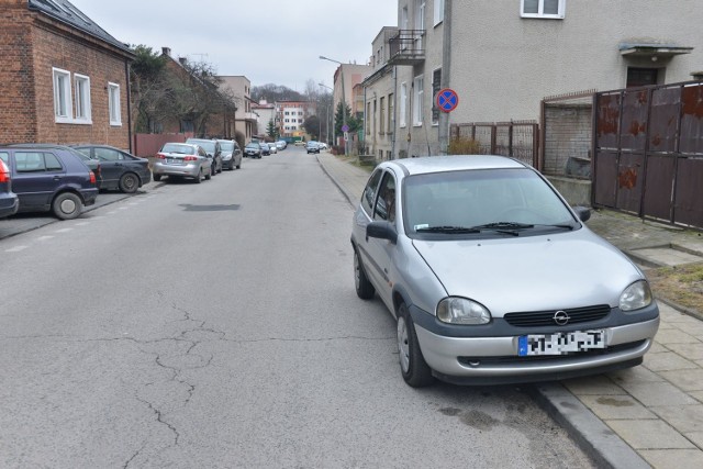 Przy ulicy Partyzantów chodnik jest notorycznie zastawiany przez źle zaparkowane samochody. 