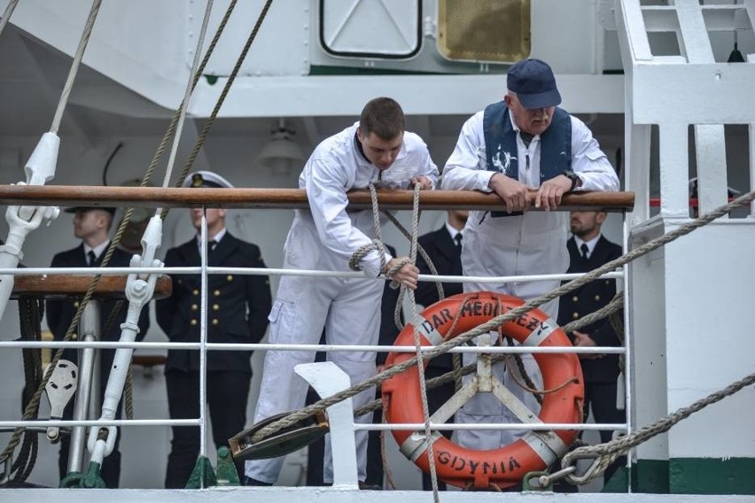 Dar Młodzieży wpłynął do portu w Gdyni