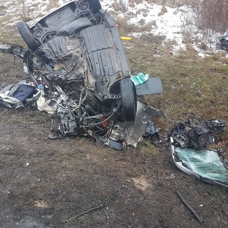 Groźny wypadek w Osielsku. Dwa auta zderzyły się czołowo [ZDJĘCIA]
